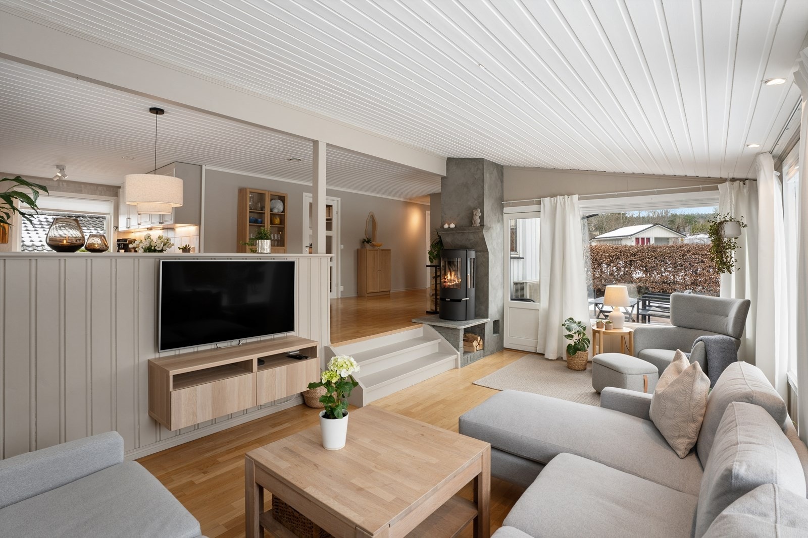 Stuen er delt i to nivåer og byr på en svært god romfølelse med naturlig soneinndeling. Galleribilde