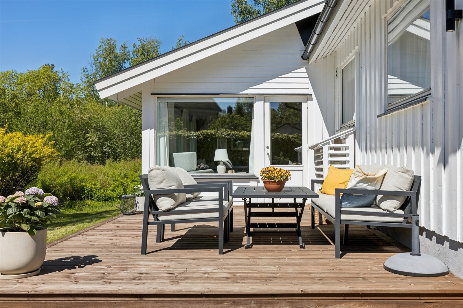 Vestvendt terrasse med meget gode solforhold og god plass til sittegruppe. Galleribilde