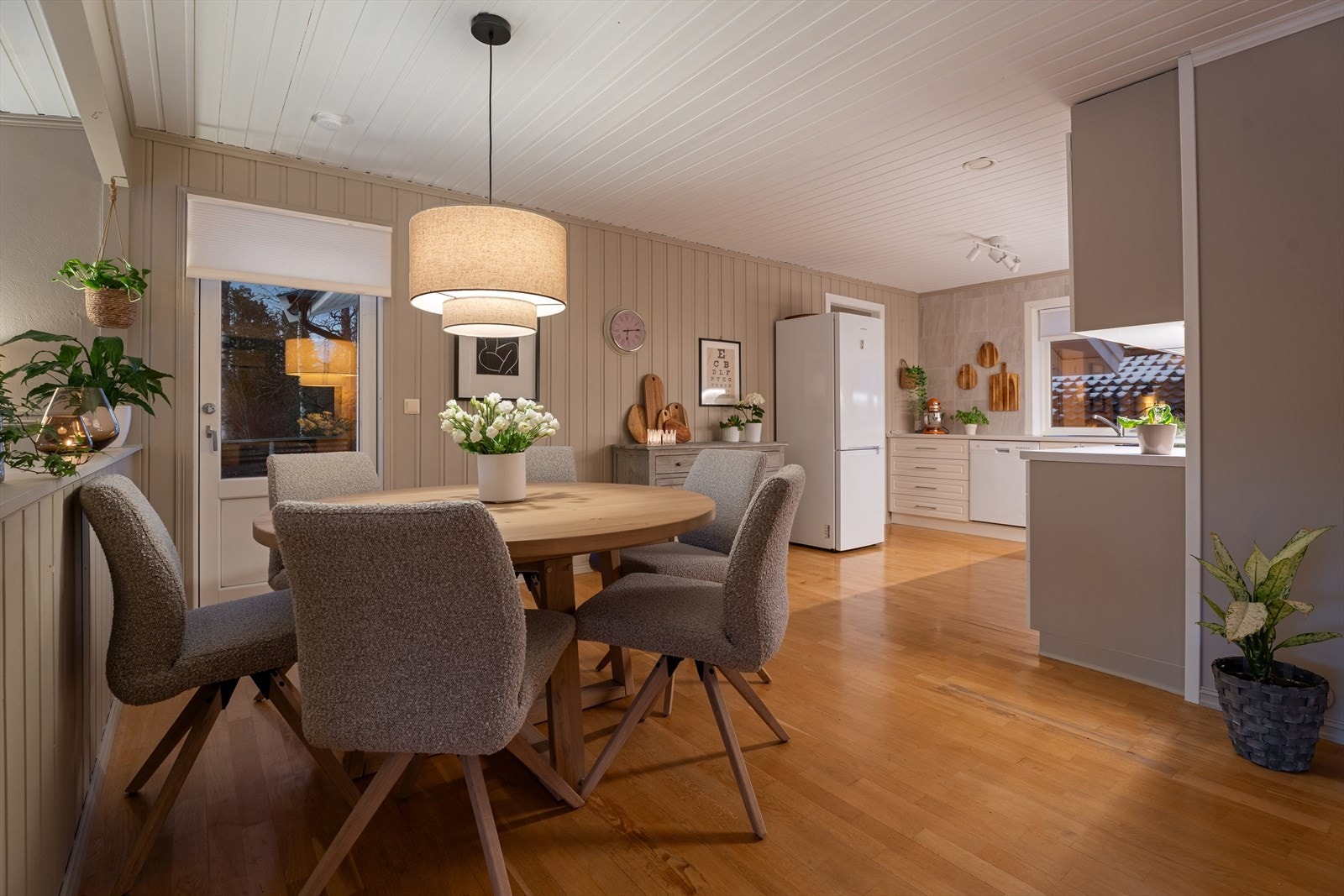 Et hyggelig samlingspunkt for både hverdag og helg, perfekt for sosiale kvelder. Galleribilde