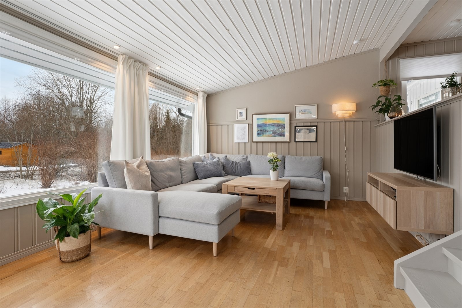 Store vindusflater som slipper inn rikelig med naturlig lys. Vinduene er utstyrt med plisségardiner som skjermer på kveldstid. Galleribilde