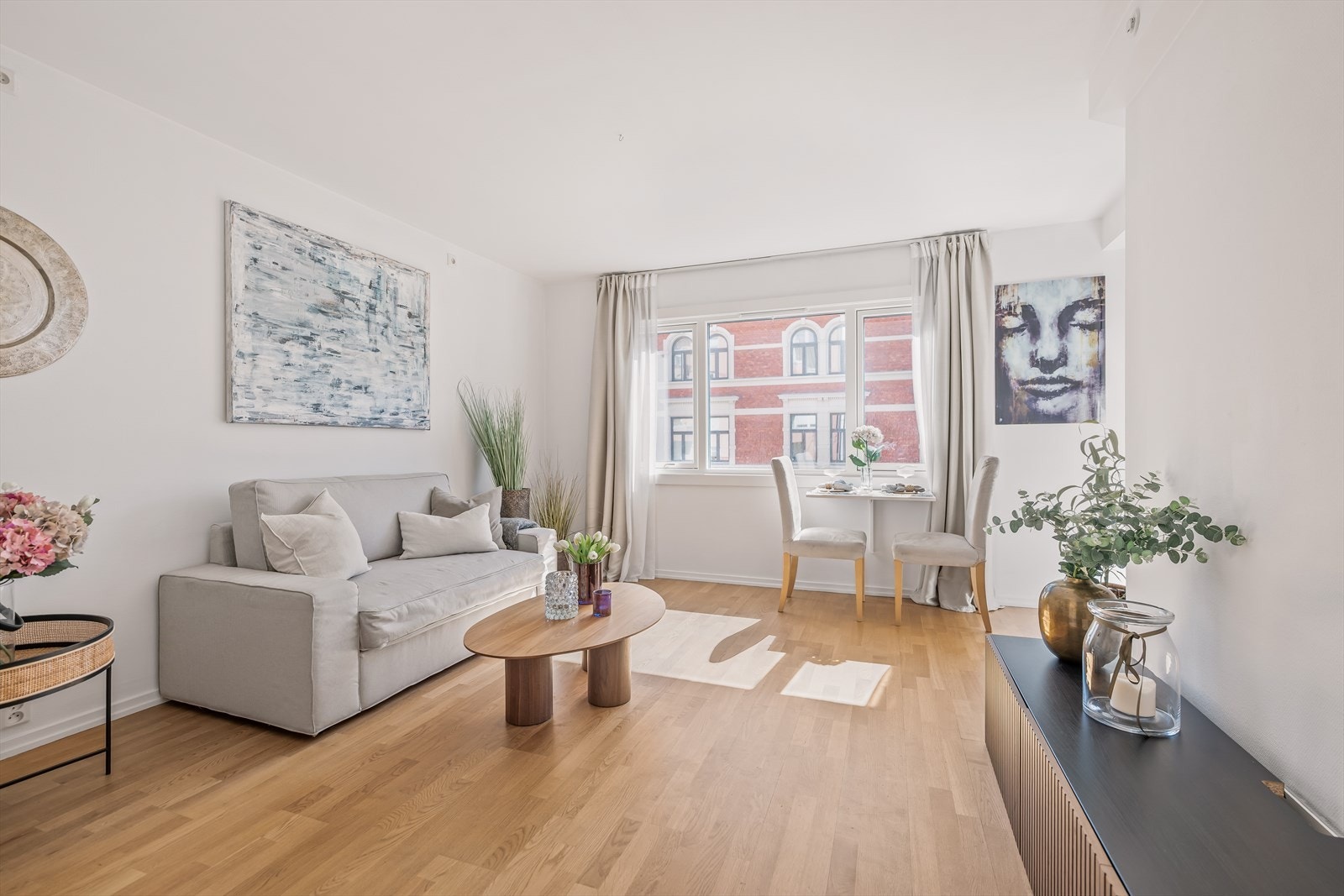 Dette er en lys og innbydende 2-roms selveierleilighet med attraktiv beliggenhet i Vika. Galleribilde