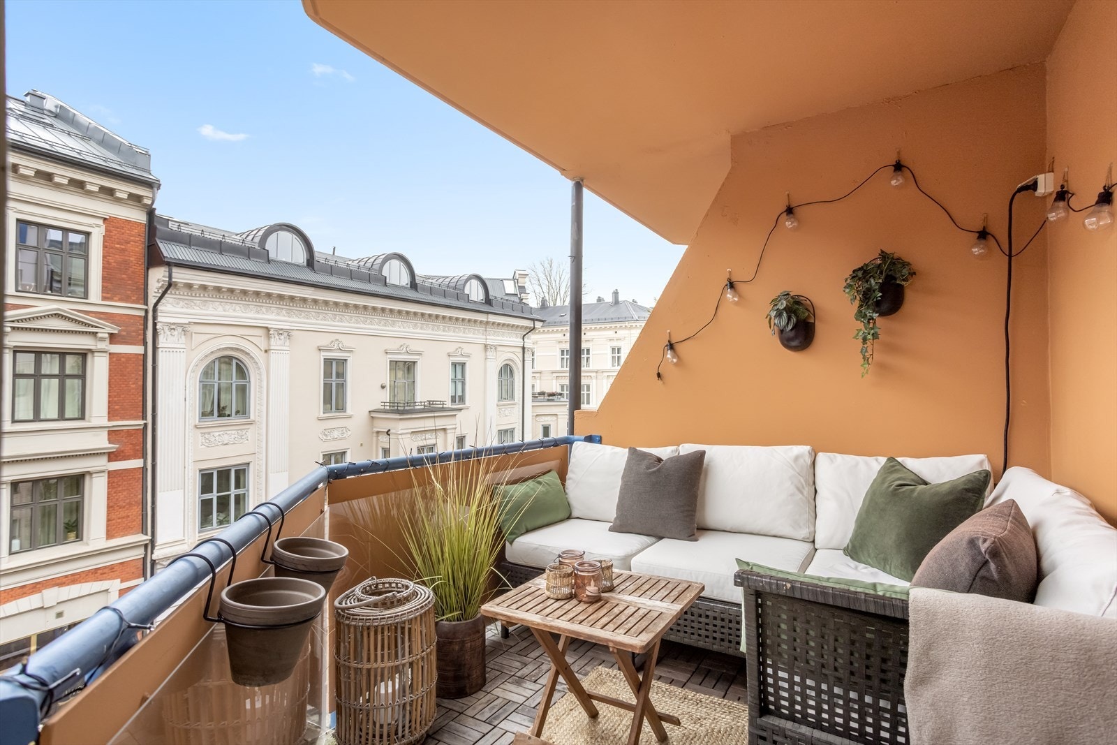 Stor og solrik balkong med plass til stor sofagruppe- her kan man nyte solen store deler av dagen! Galleribilde