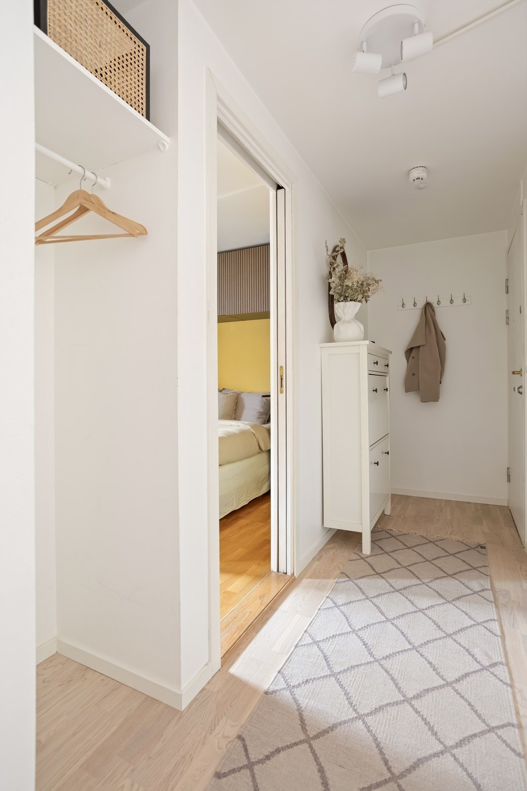 Innbydende entré med plass til å henge fra seg yttertøy og sette fra seg sko. Galleribilde