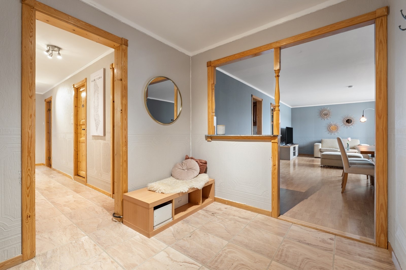Lys og hyggelig entré med plass for enkle garderobe- og opphengsløsninger. Galleribilde
