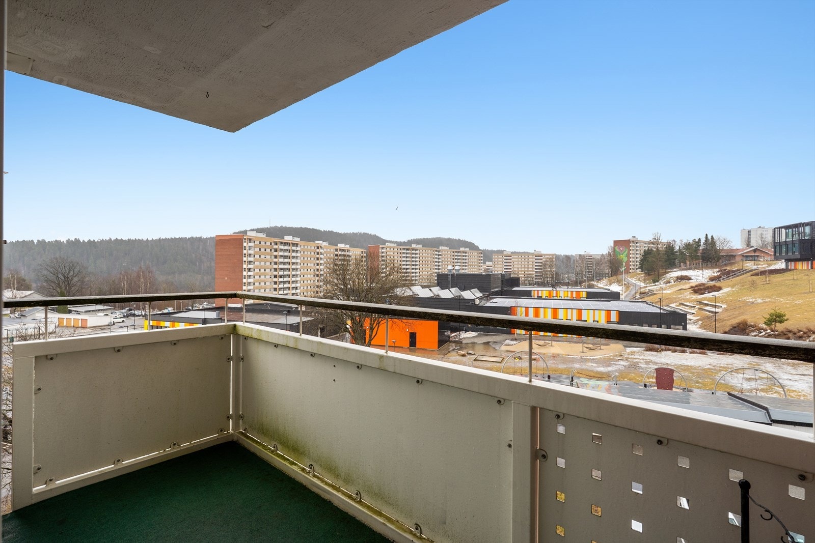Fra stuen er det videre utgang til en flott overbygget balkong med luftig utsikt. Galleribilde