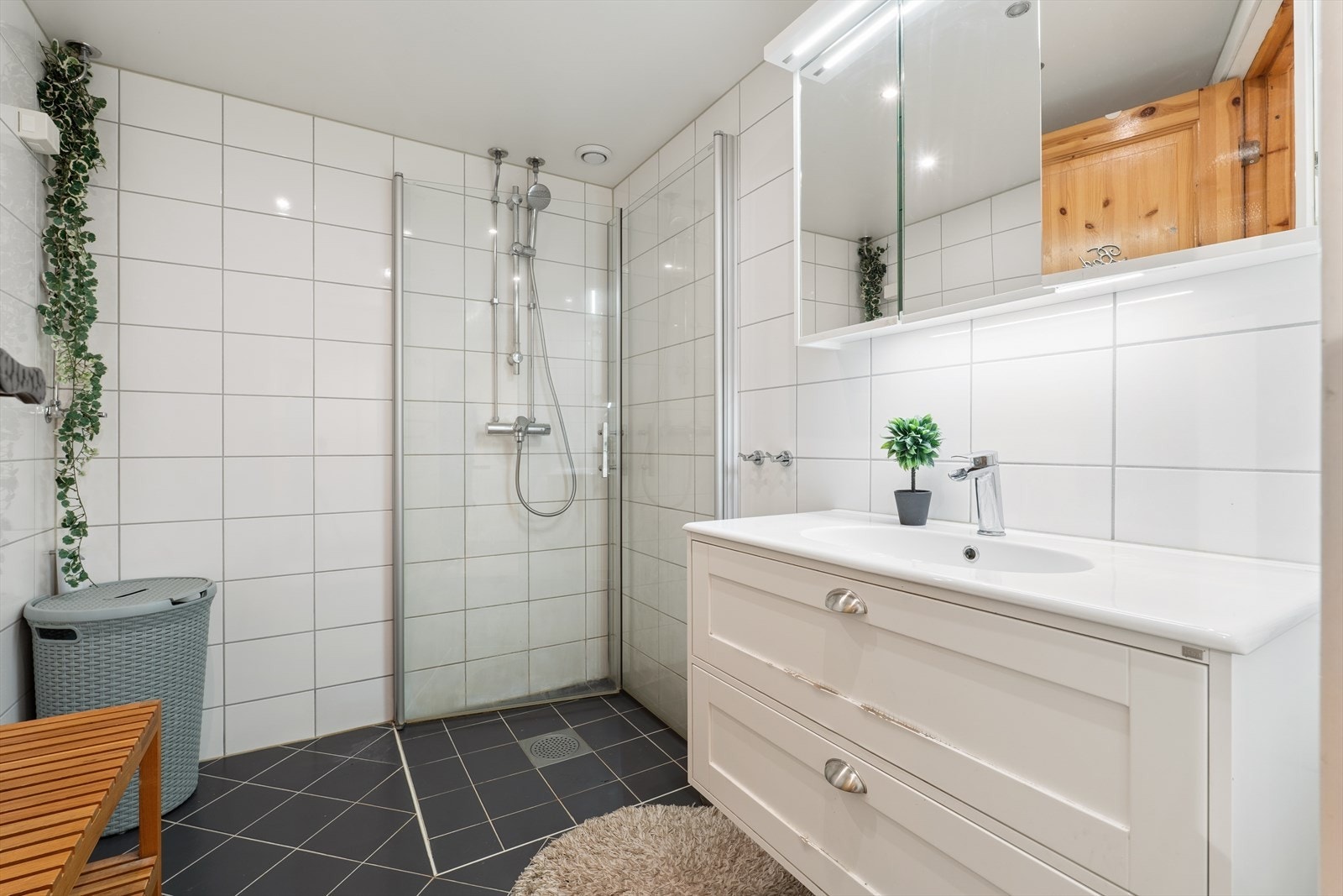 Delikat flislagt bad renovert i 2015/2016 i regi av borettslaget. Badet er utstyrt med dusjhjørne, opplegg for vaskemaskin og lys baderomsinnredning. Galleribilde