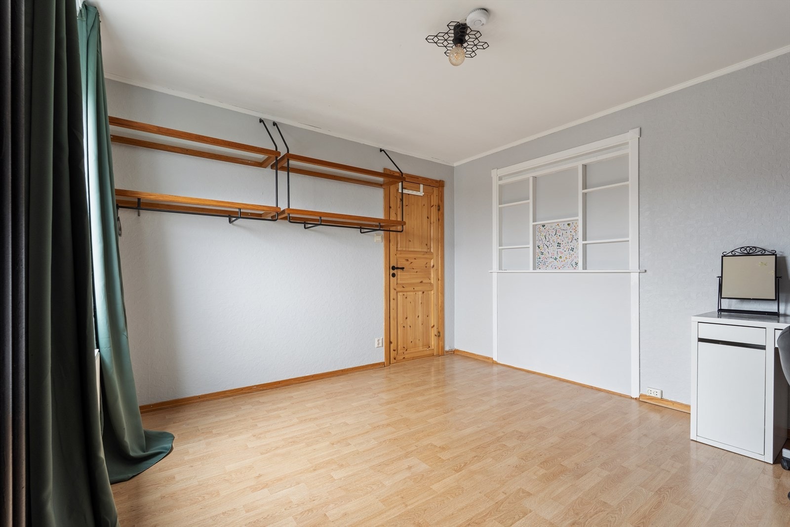 Her er det rikelig med plass for dobbeltseng, nattbord og gode garderobeløsninger. Galleribilde