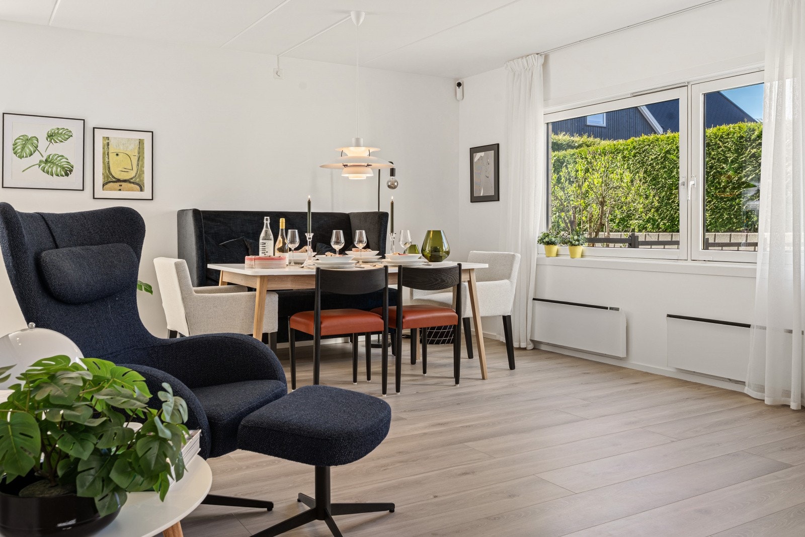 Denne sonen, kombinert med de store vindusflatene, tilfører rommet en ekstra dimensjon av lys og varme, og understreker den luftige og gjennomgående gode romfølelsen. Galleribilde