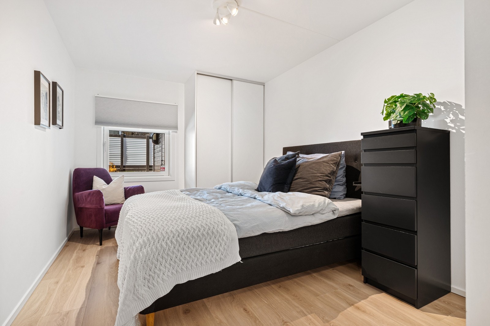 Romslig hovedsoverom med en gjennomtenkt og funksjonell løsning, hvor dobbeltsengen er elegant plassert mellom to praktiske skyvedørsgarderober - én på hver side. Dette gir både god oppbevaringsplass og et ryddig uttrykk. Galleribilde