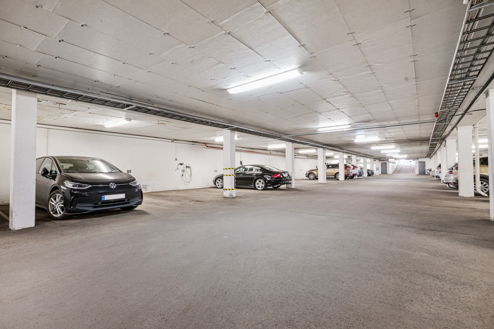 Det medfølger egen garasjeplass i felles garasjeanlegg under nabobygget. Garasjeplassen er utstyrt med elbillader. Galleribilde