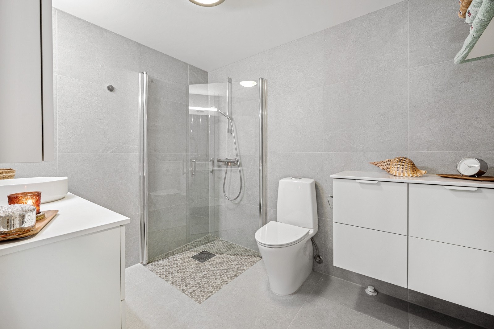 Badet fremstår som delikat, moderne og svært gjennomført, med et stilrent uttrykk og materialvalg som gir en eksklusiv hotellfølelse. Galleribilde