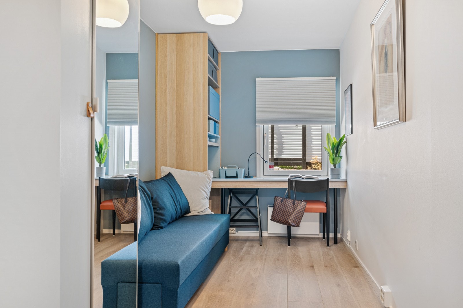 Et rolig og innbydende soverom hvor du kan våkne til utsyn mot uteplassen, med en egen liten arbeidssone og god oppbevaring i garderobeskap. Galleribilde