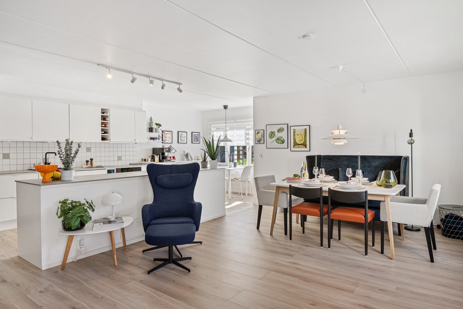 Spisestuen er plassert som en naturlig forlengelse av stuen, med god plass til et større spisebord - perfekt for hyggelige middager med familie og venner. I bakkant ligger det stilrene kjøkkenet, som både er funksjonelt og visuelt tiltalende. Galleribilde