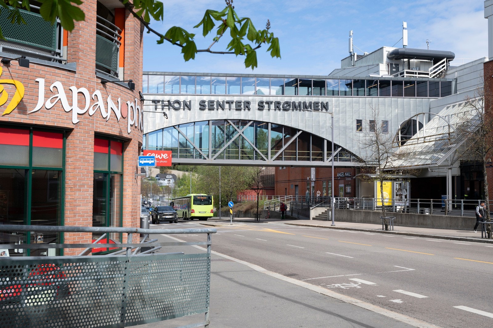 Kun et steinkast unna finner du Thon senter Strømmen - et av Norges største kjøpesentre med et bredt utvalg av butikker, spisesteder og servicetilbud. Galleribilde