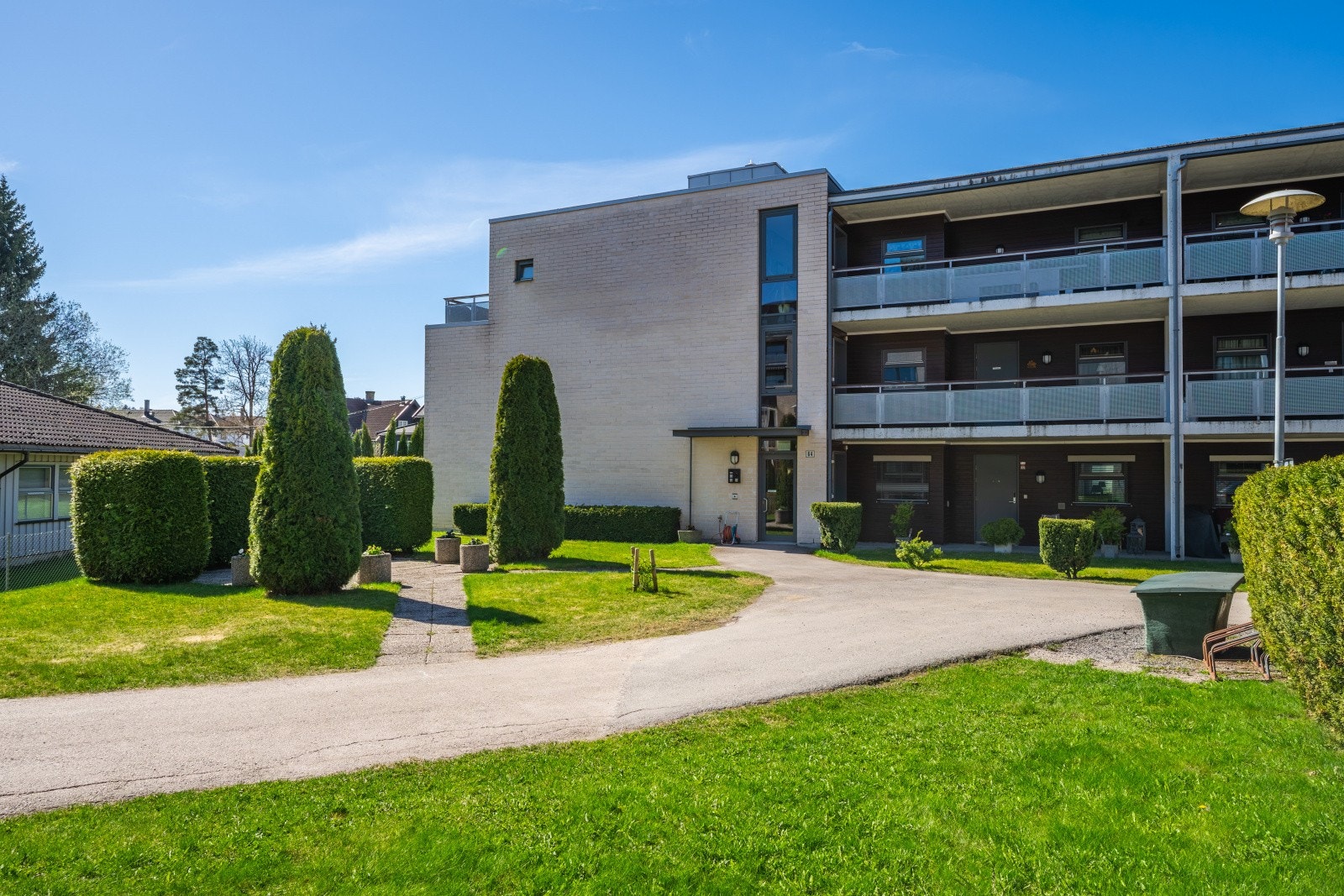 Leiligheten ligger i det populære og veletablerte sameiet Strømmen Park II med pent opparbeidede fellesområder. Galleribilde