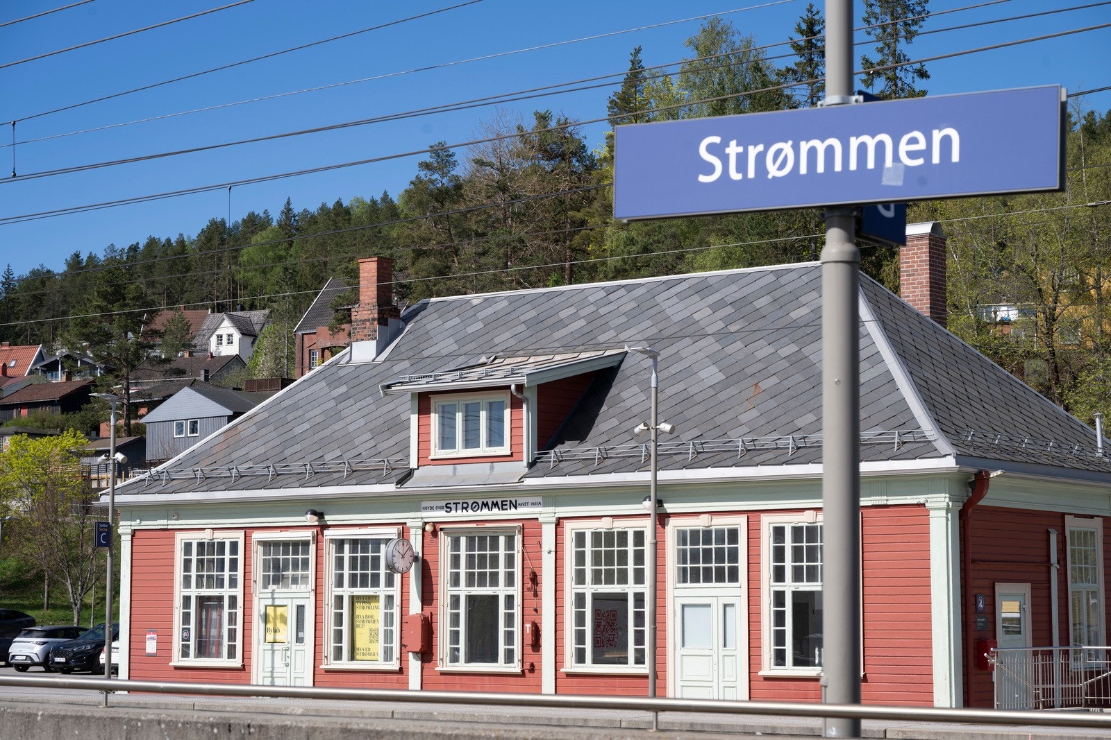 Fra boligen er det også kort vei til Strømmen stasjon, med gode tog- og bussforbindelser som tar deg raskt til Oslo og øvrige deler av regionen. Stasjonen ligger kun få minutters gange fra senteret og området for øvrig. Galleribilde