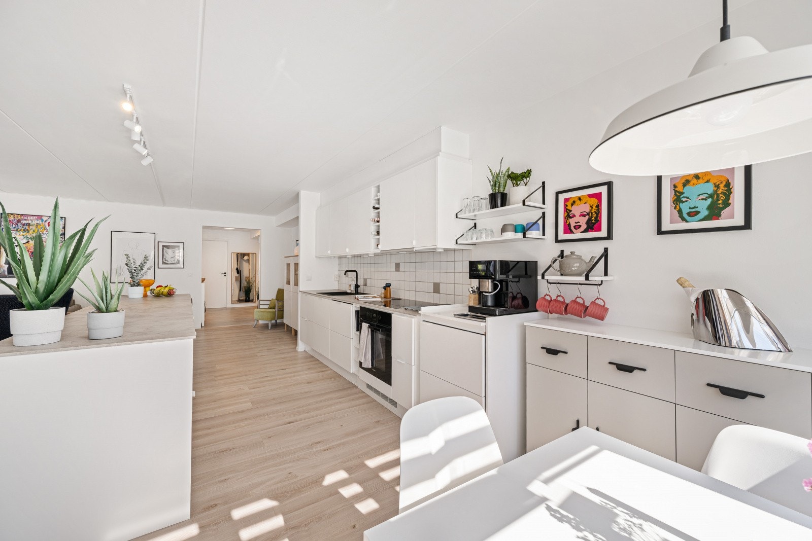Oppholdsrommet oppleves som åpent og harmonisk sett fra spiseplassen, med store vindusflater som gir et flott og naturlig lysinnslipp gjennom hele dagen. Den gode planløsningen gir en sosial og fleksibel bruk av rommet. Galleribilde