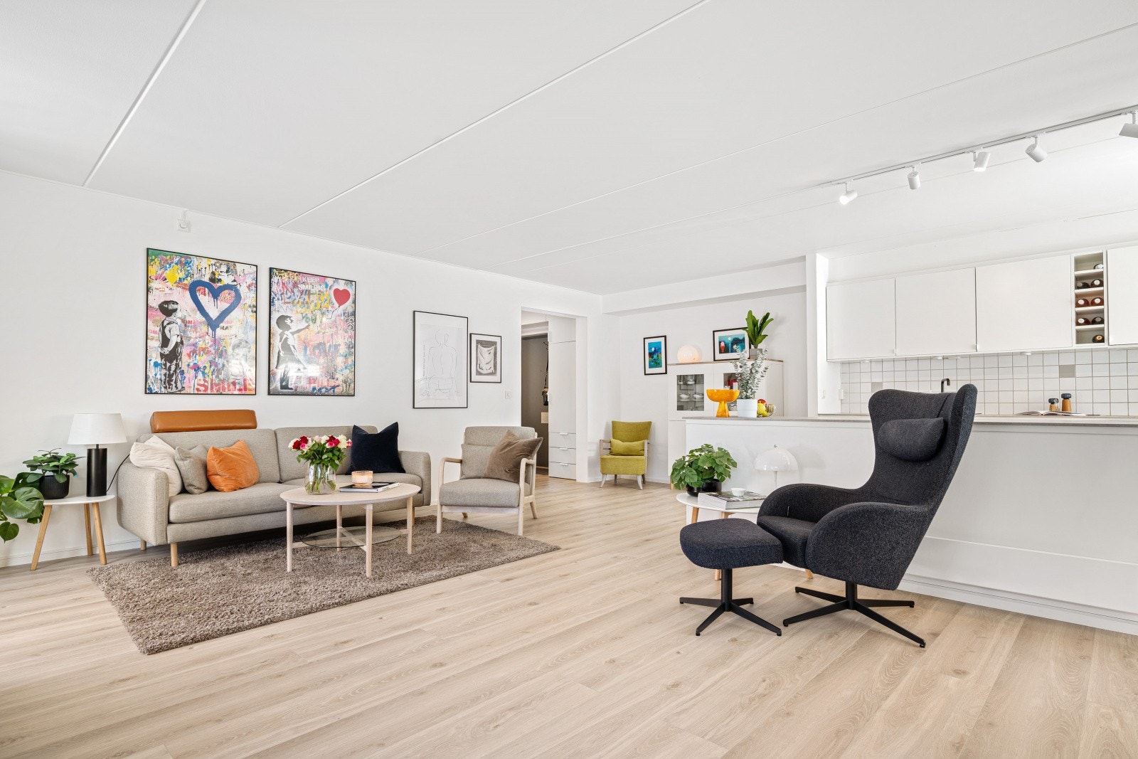 Kjøkkenet fremstår som moderne, stilrent og svært gjennomført, med en løsning som både er praktisk i hverdagen og perfekt for sosiale sammenkomster. Den åpne planløsningen mot stuen gir en luftig romfølelse og gjør kjøkkenet til en naturlig møteplass. Galleribilde