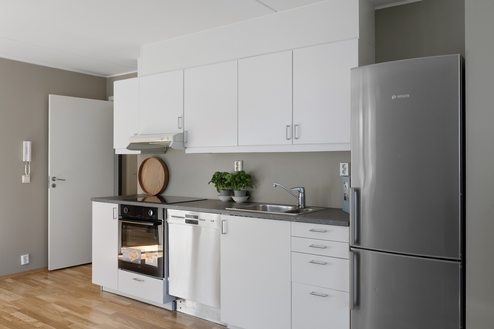 Det er integrert induksjonstopp og stekeovn, samt opplegg for oppvaskmaskin. Ventilator over kokeplass med avtrekk via mekanisk ventilasjon. Galleribilde