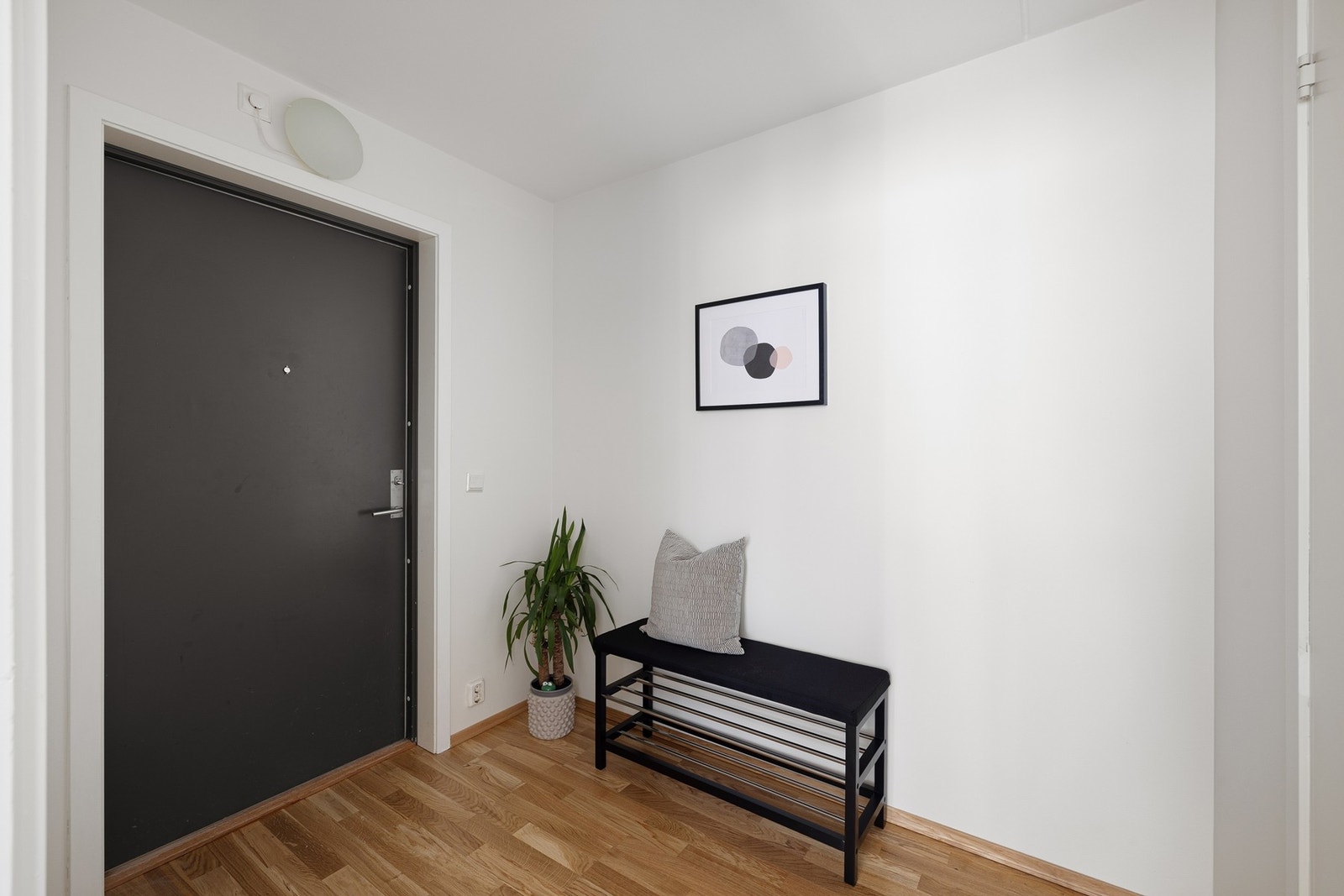 Entré med parkettgulv og lyse overflater som gir et innbydende førsteinntrykk. I tilknytning til entréen finnes en innvendig bod som gir gode oppbevaringsmuligheter. Galleribilde