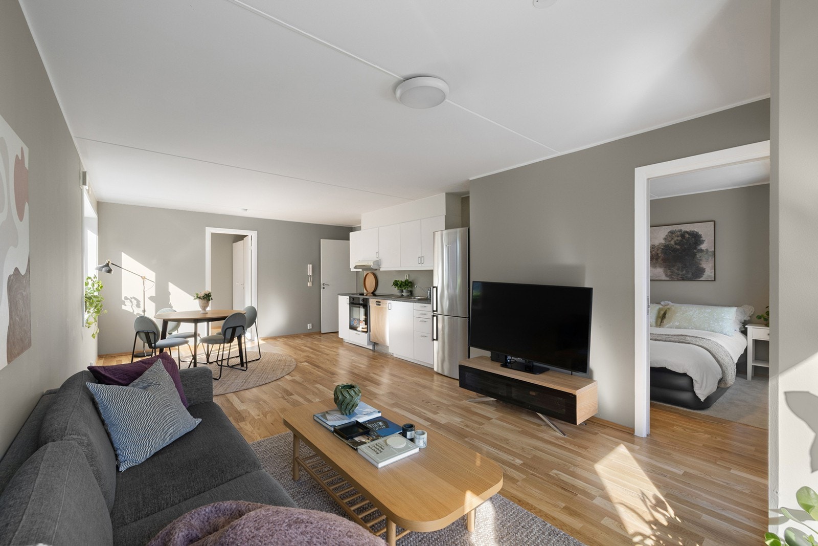Stuen har parkettgulv og store vindusflater som slipper inn rikelig med naturlig lys. Galleribilde