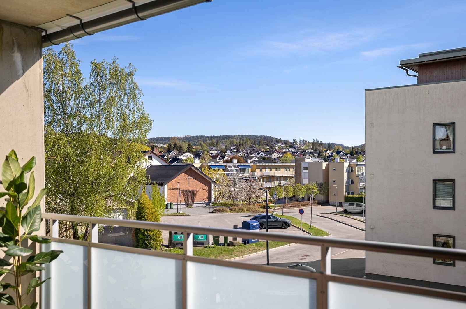 Fra stuen er det utgang til balkong, som gir en fin forlengelse av oppholdsrommet i sommerhalvåret. Galleribilde