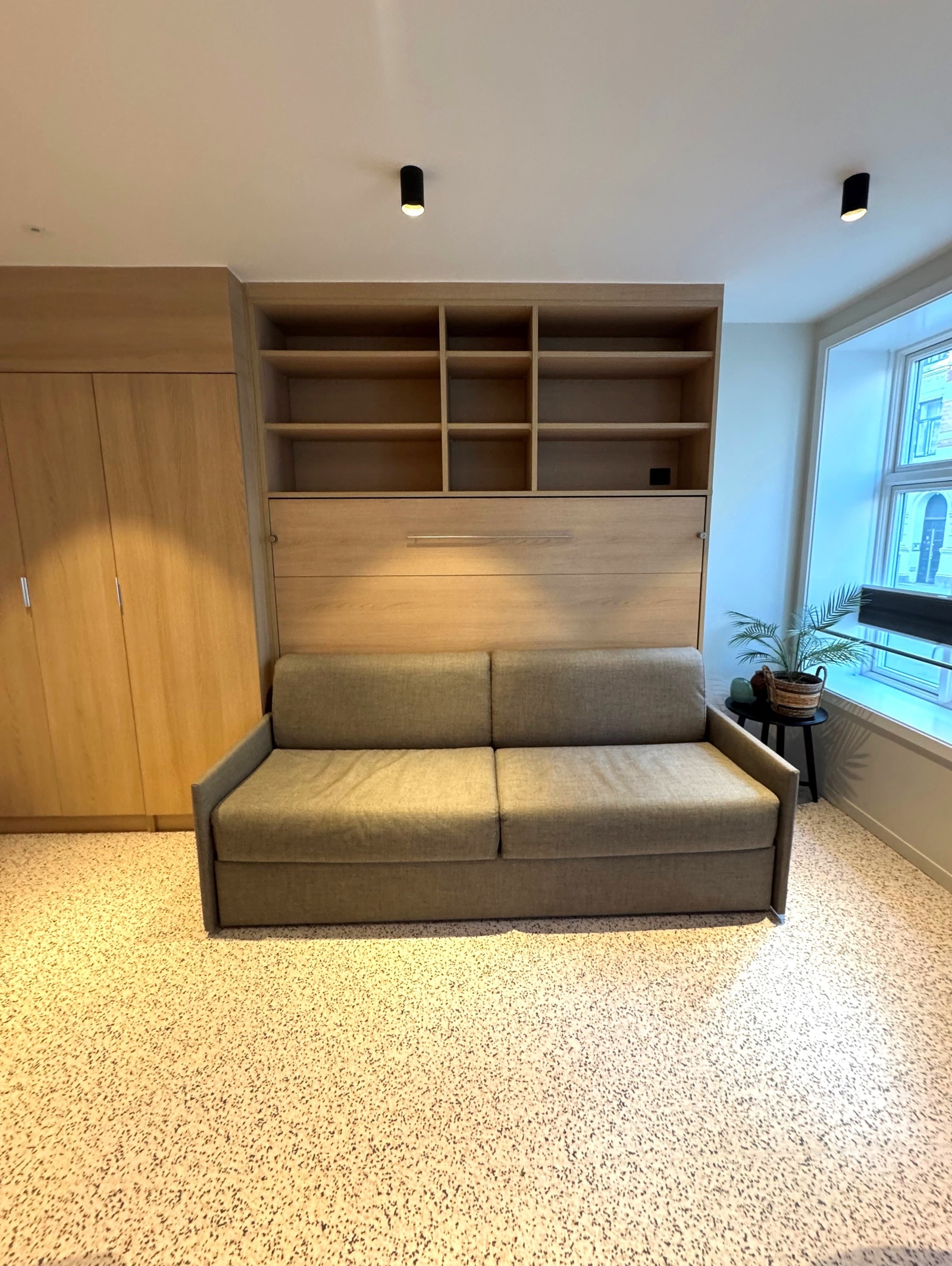 Del 1, 17 m2. Sofa, uttrekksbar seng fra hylle. Klesskap Galleribilde