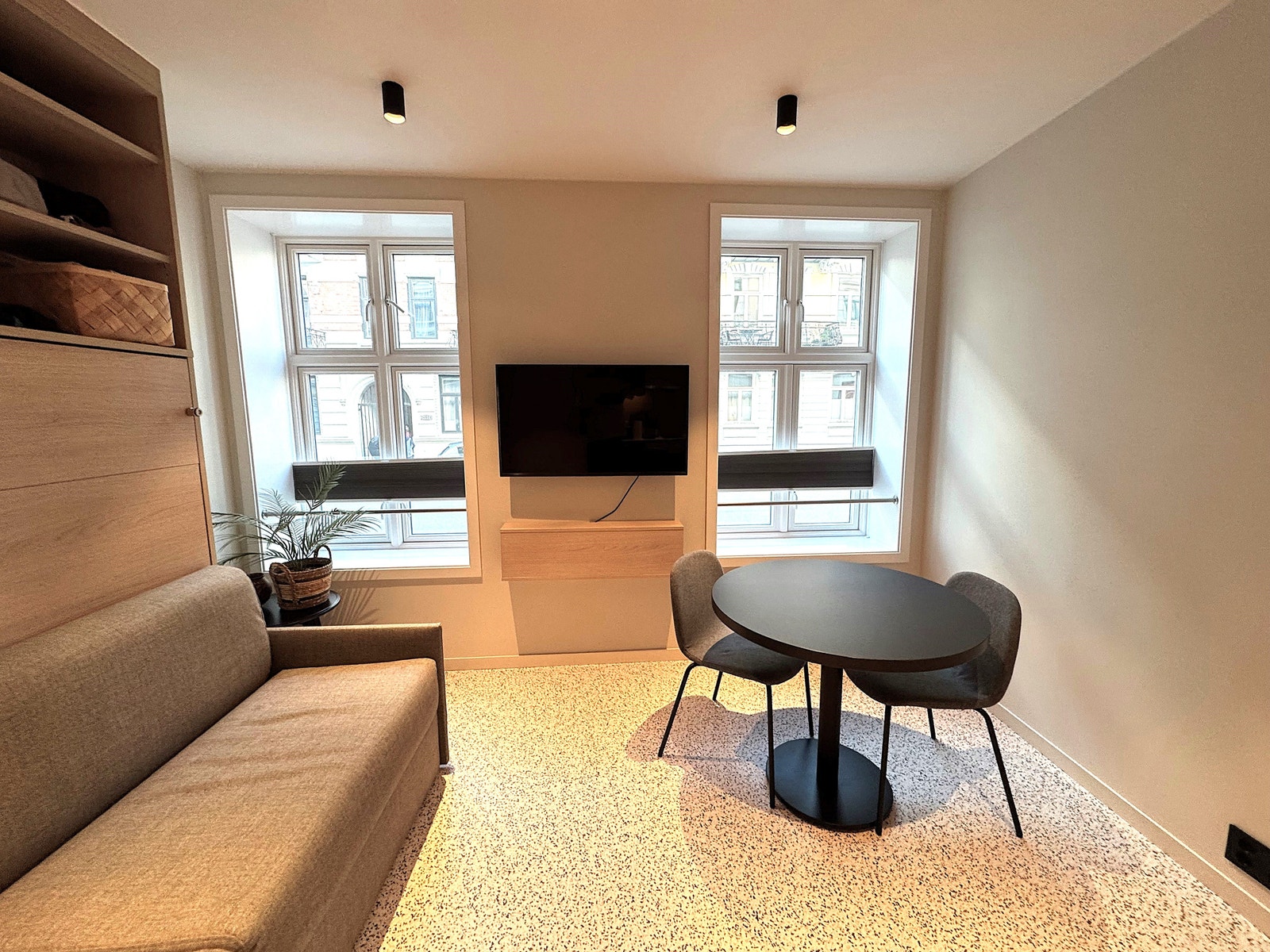 Del 1, 17 m2 Mye lys og store vinduer Galleribilde