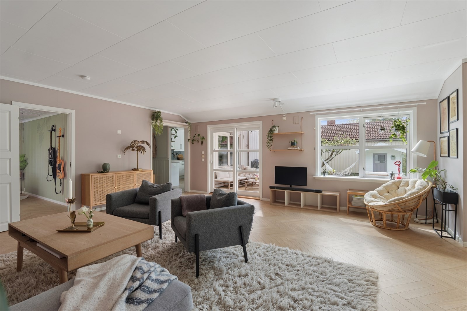 Fra stuen er det hyggelig adkomst ut til den skjermede og innbydende hagen. Her er det god plass til møblering og mulighet for å skape flere ulike soner. Galleribilde