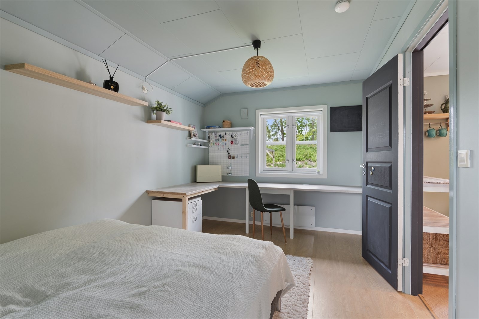 Et lyst og trivelig soverom i 1. etasje med god plass til både seng og arbeidssone. Galleribilde