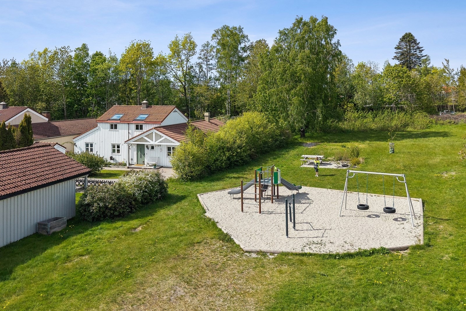 Eiendommen er tilgrensende et felles grøntområde -en hyggelig grønn lunge som gir luft, romfølelse og ekstra boltreplass. Galleribilde