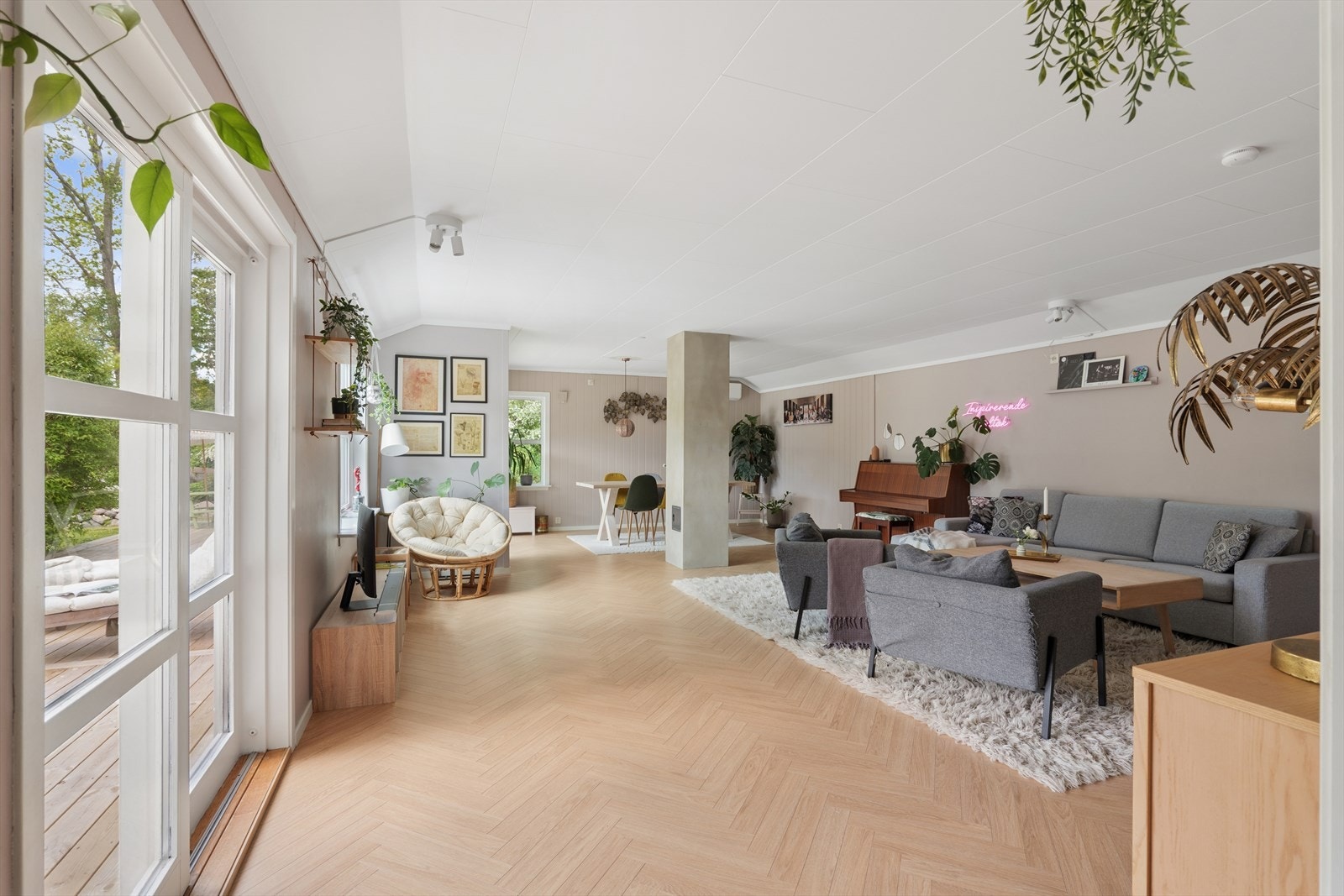 Stuen er lys og romslig, med store vindusflater som skaper en svært god romfølelse og god atmosfære. Galleribilde