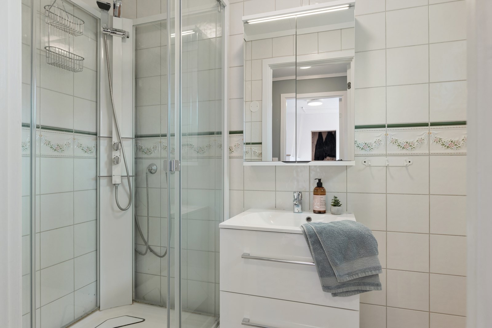 Badet i 1. etasje er praktisk og funksjonelt - perfekt som ekstra baderom i hverdagen. Galleribilde