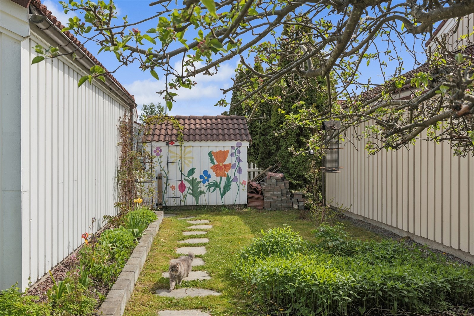 Et hjem der både to- og firbeinte virkelig kan trives - med lune kroker, grønne omgivelser og god plass til både lek og rolige stunder Galleribilde