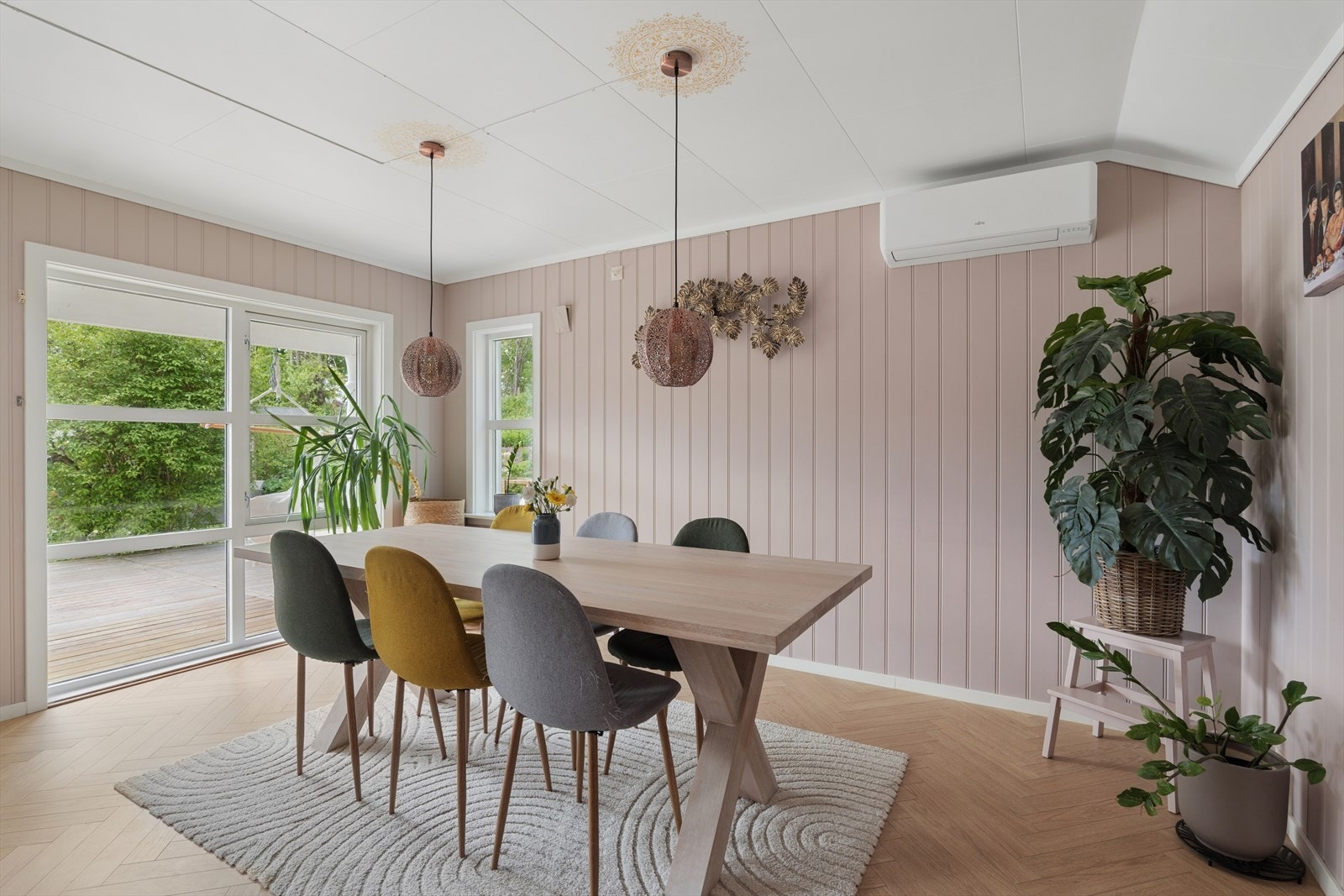 Harmoniske farger og rikelig med naturlig lys fra både stort vindu og hjørnevindu gir rommet en lys og lun atmosfære. Det elegante gulvet i fiskebeinsmønster gir et stilfullt uttrykk. Galleribilde