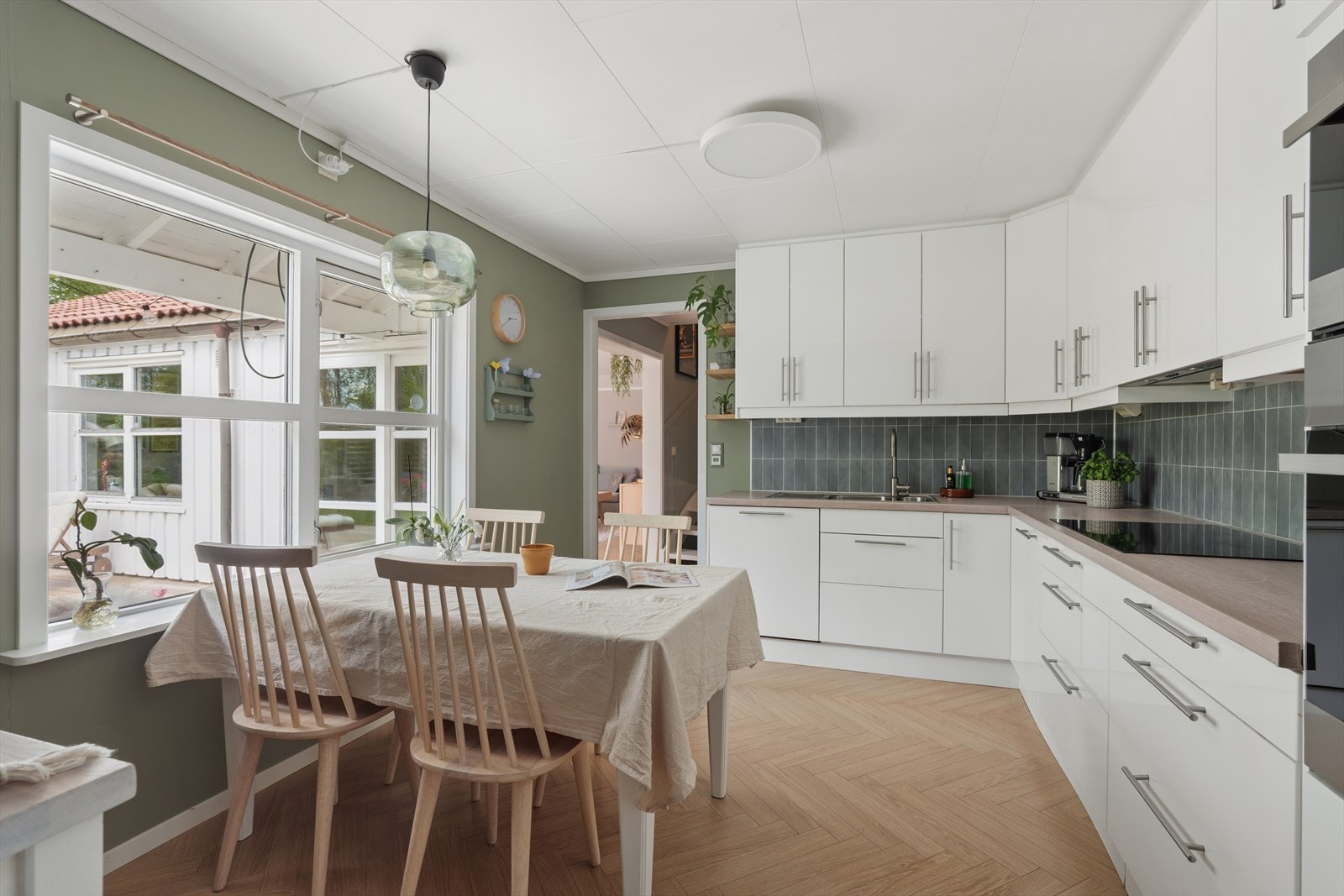 Kjøkkenet er romslig og innbydende med fin plass til spisebord - perfekt for måltider og hyggelige stunder. Galleribilde