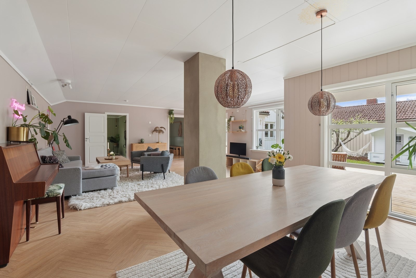 I stuen er det god plass til et stort spisebord - perfekt for både hverdagsmiddager og hyggelige sammenkomster. Den åpne løsningen gir en fin flyt i rommet. Galleribilde