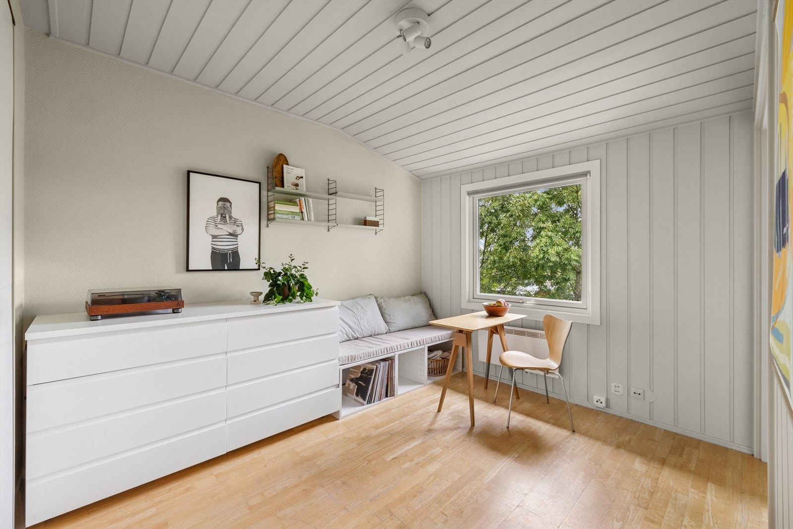 Her er det plass til en hyggelig sofakrok, ønsket medie- og oppbevaringsmøblement. Galleribilde