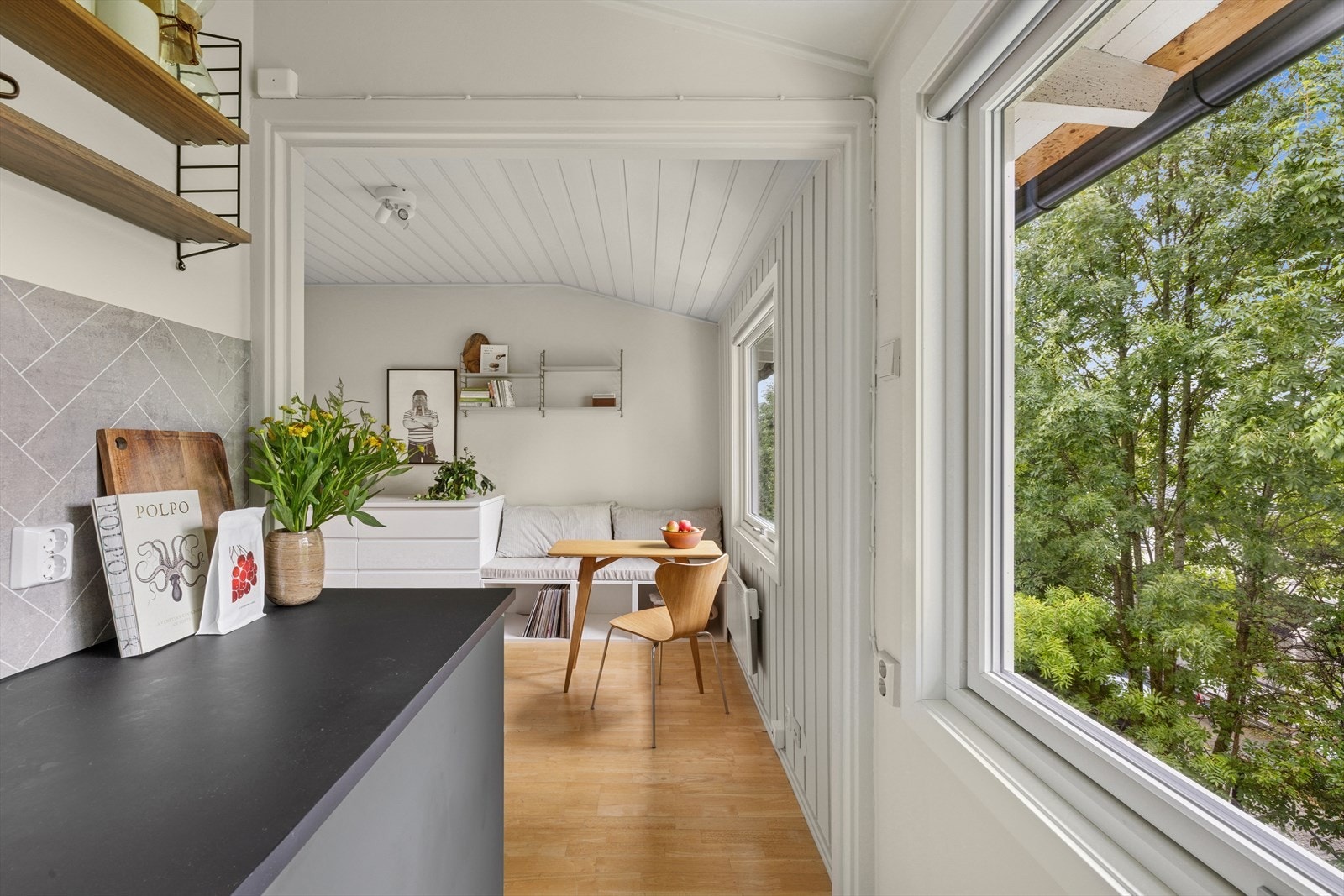 Benkeplater av laminat med nedfelt kum i rustfritt stål og ett-greps blandebatteri. Galleribilde