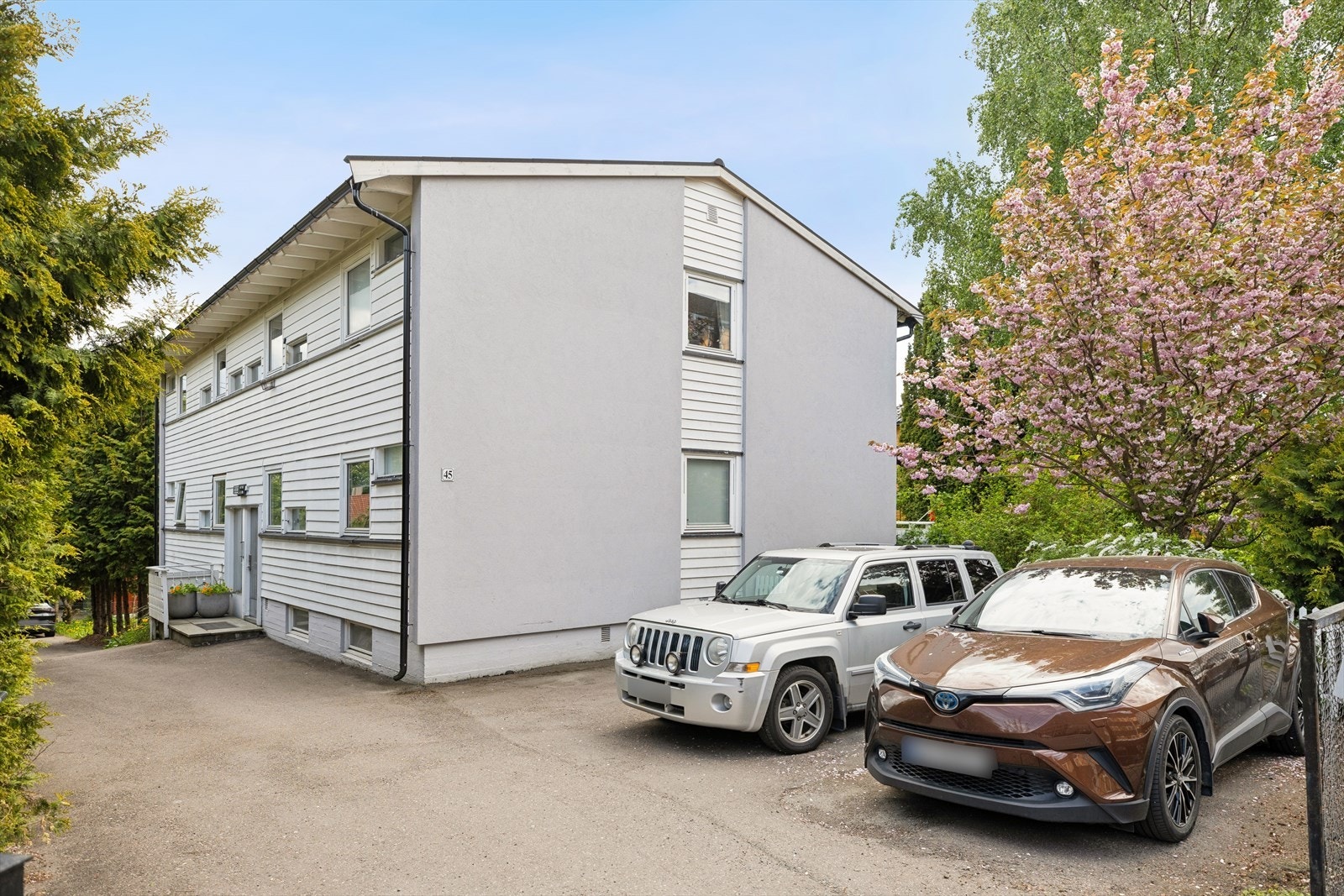 Det medfølger én garasjeplass på gårdsplassen i tilknytning til boligen. Galleribilde