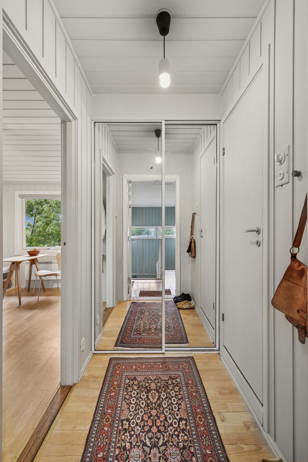 Her har du en praktisk skyvedørsgarderobe med heldekkende speil og gode oppbevaringsmuligheter. Galleribilde