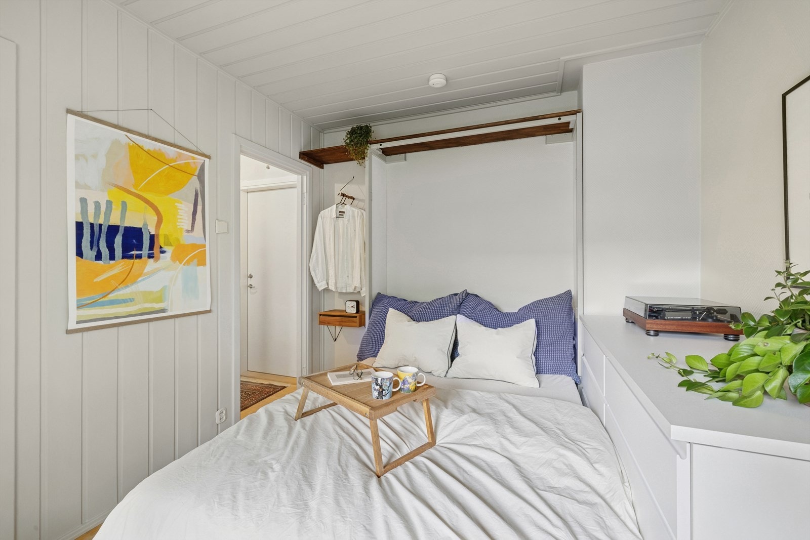 Leiligheten har smart sengeløsning som enkelt kan lukkes for bedre arealutnyttelse. Galleribilde