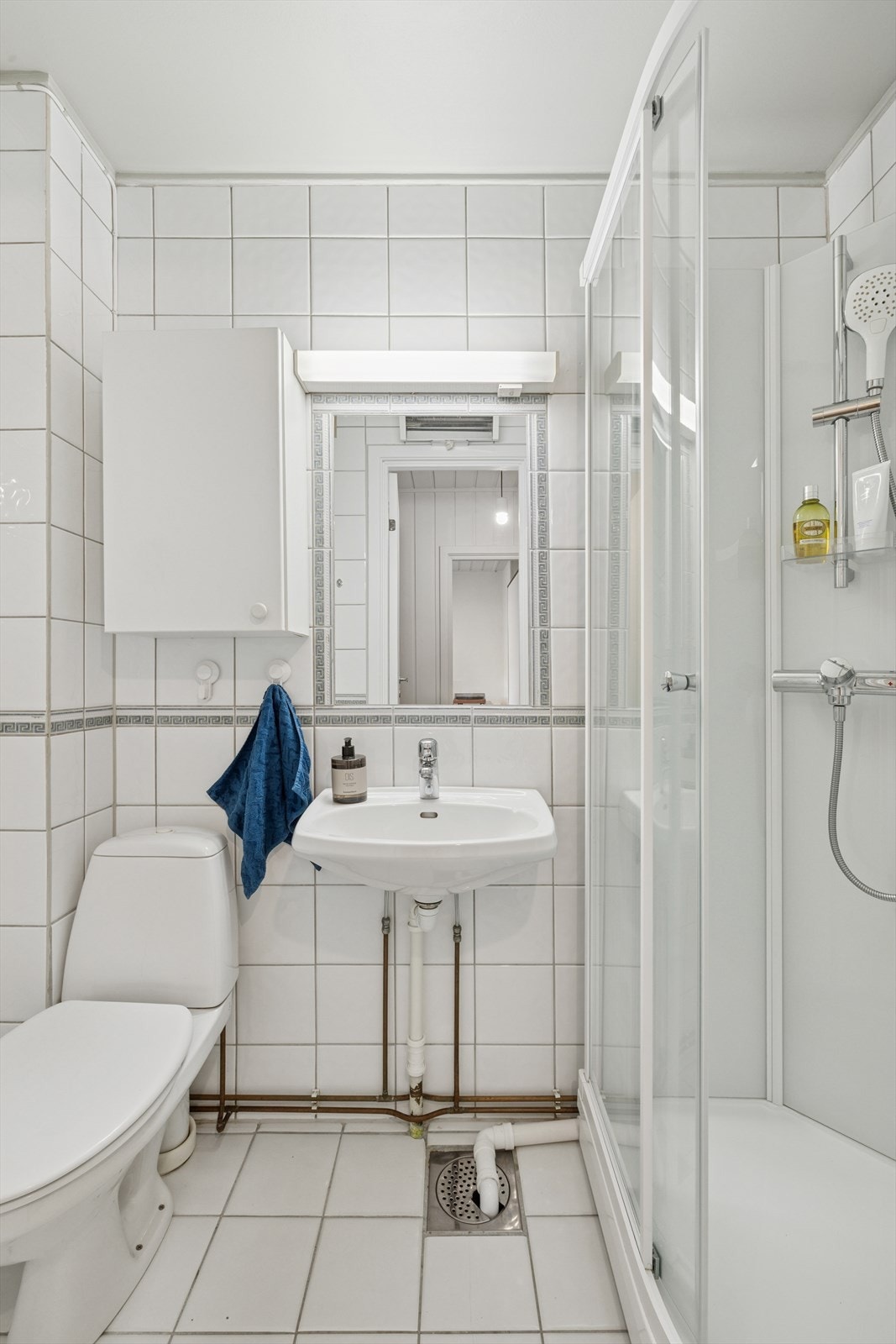 Leiligheten har et praktisk bad av eldre standard. Galleribilde