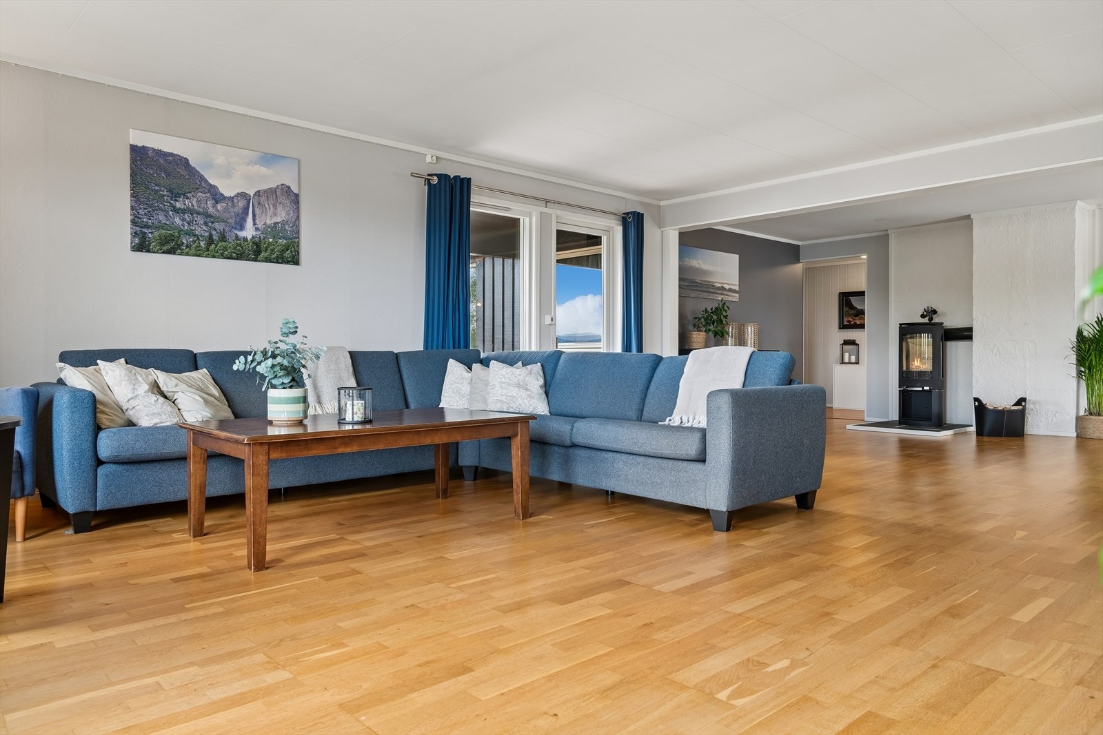 Fra stuen er det direkte utgang til en balkong på ca. 30 m² med dels takoverbygg. Galleribilde