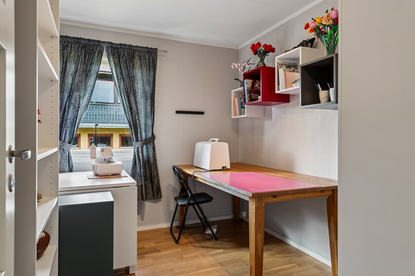 Et soverom i hovedetasjen er i dag innredet kontor- og hobbyrom . Galleribilde