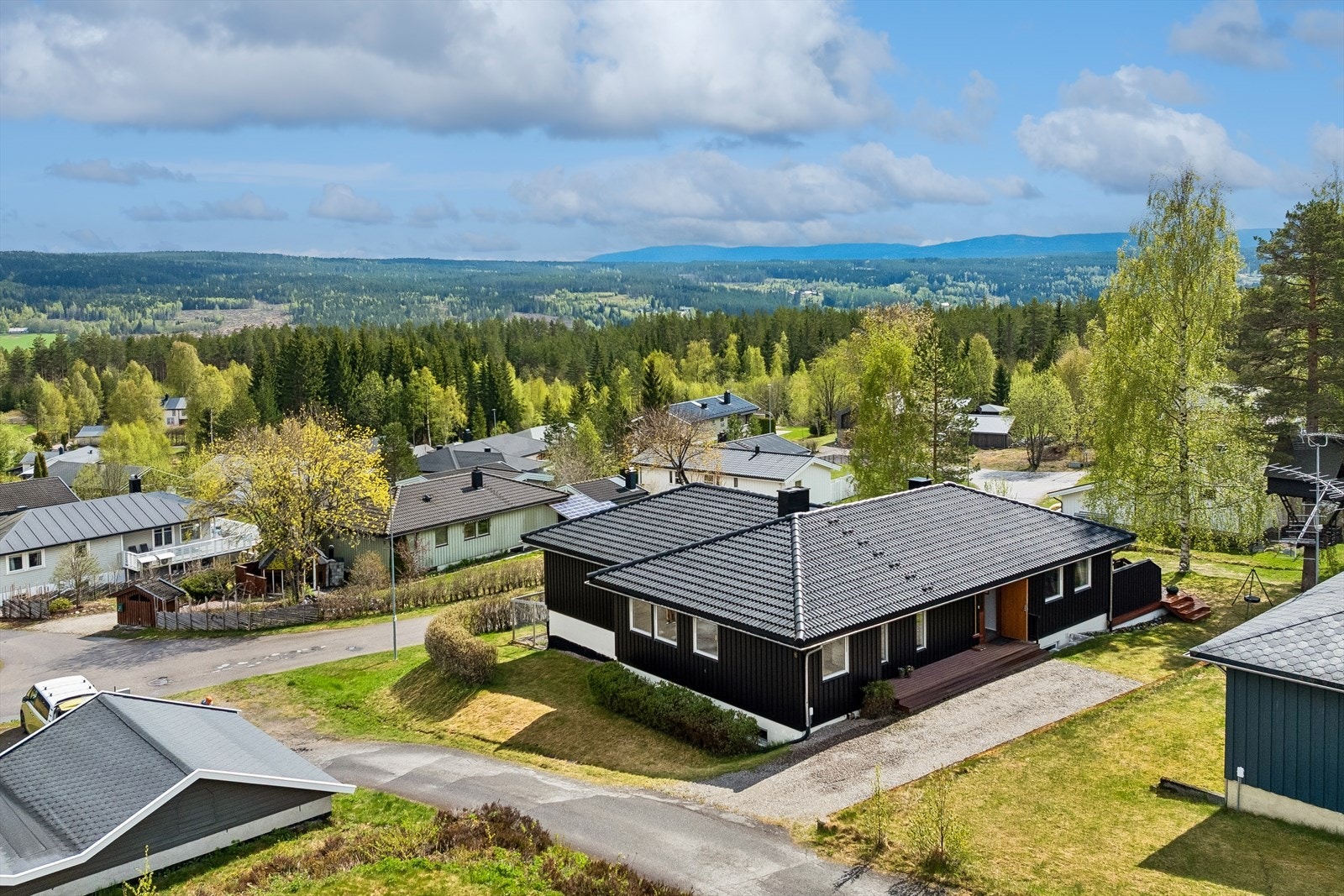 Boligen ligger i et etablert og rolig boligområde på Tallmoen, hovedsakelig bestående av eneboliger. Galleribilde