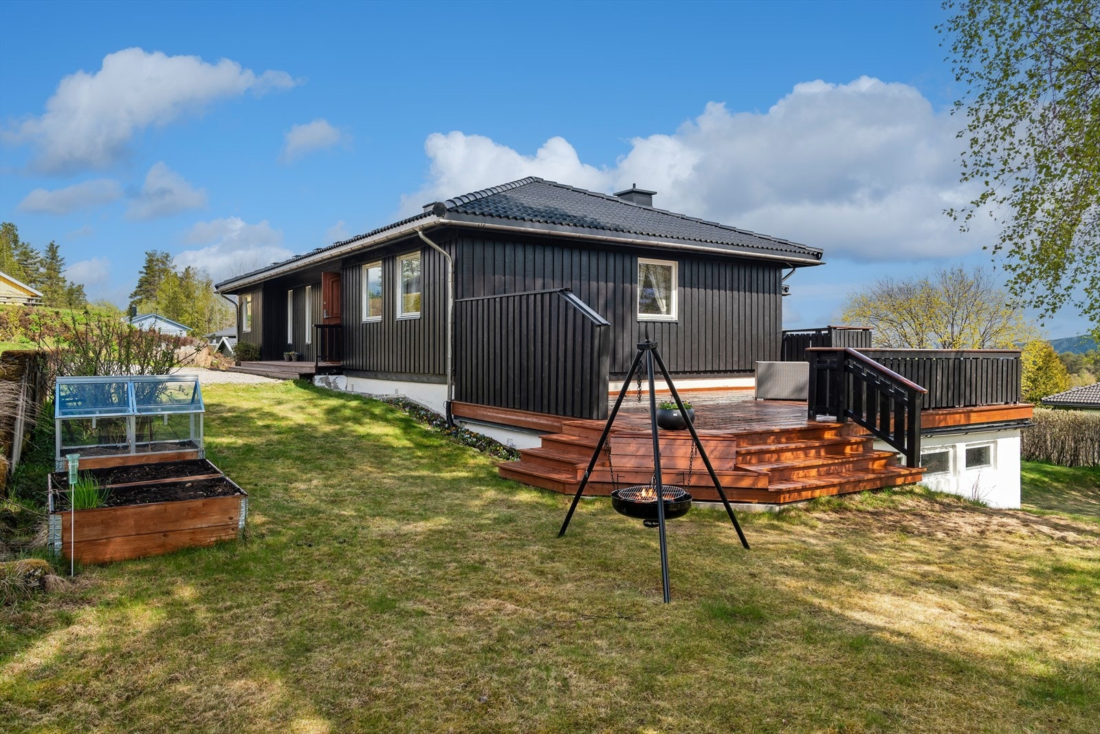 Eiendommen har flere uteplasser på til sammen 77 m², som gir rikelig med plass for uteliv. Galleribilde
