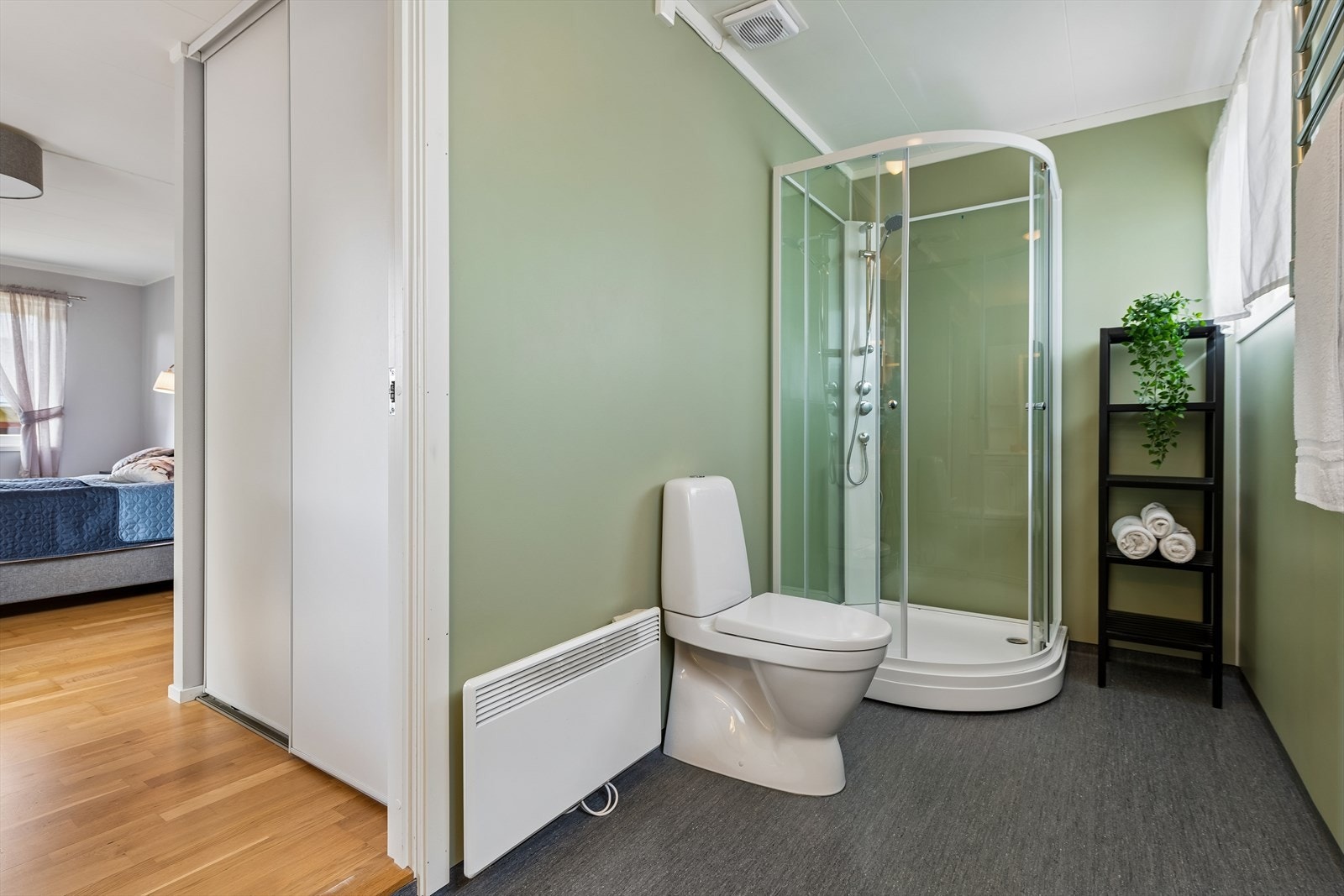 Badet har tilkomst fra hovedsoverom. Maling av vegger, dusjkabinett, toalett og vannlås fra 2025. Galleribilde