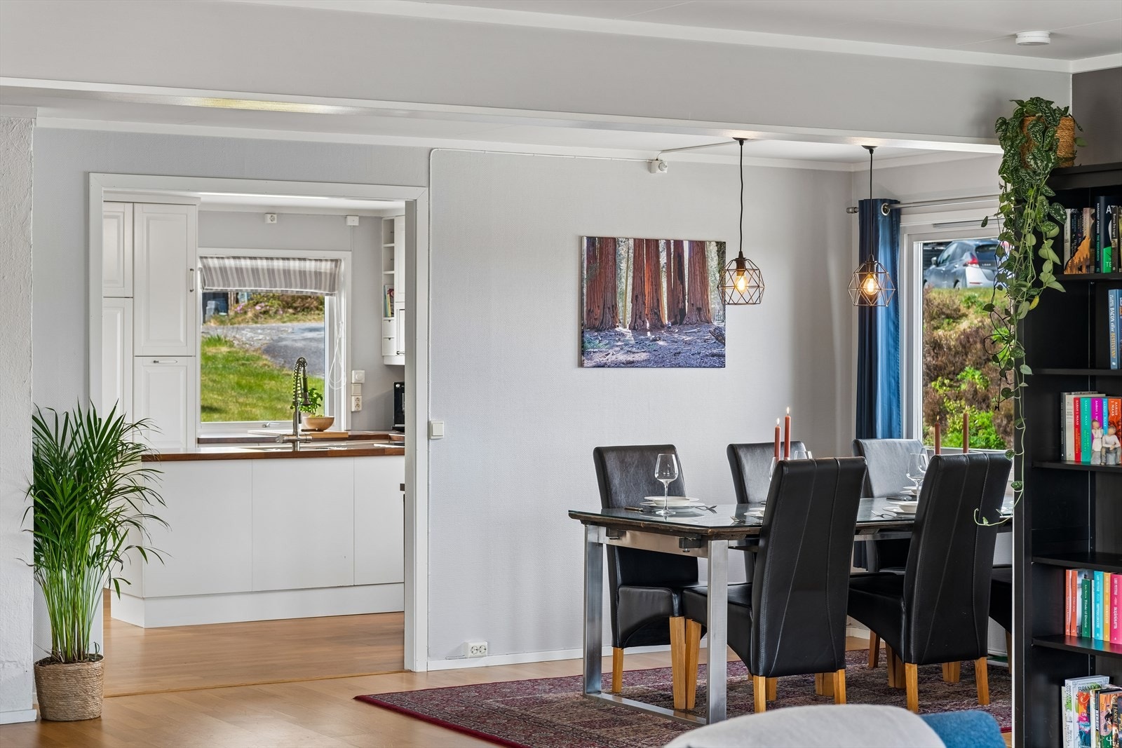 Den dels åpne løsningen mellom stue og kjøkken skaper en sosial og luftig atmosfære i boligens hovedetasje. Galleribilde