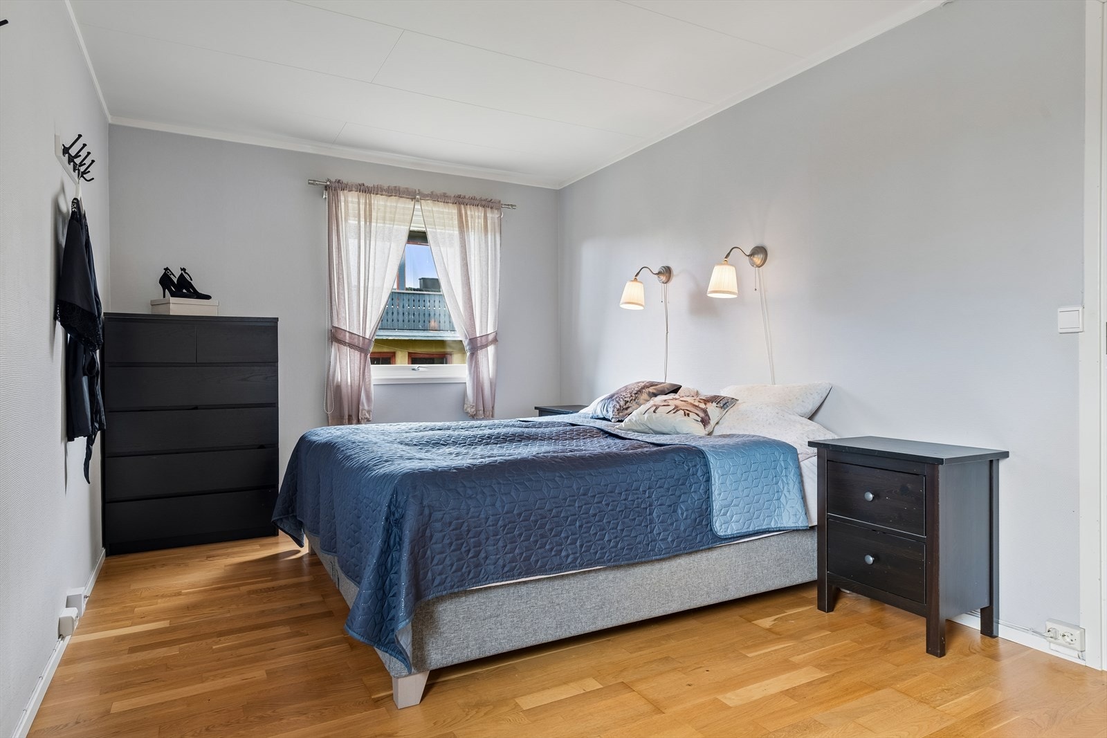 Hovedsoverom i 1. etasje, med god plass til dobbeltseng og oppbevaring. Galleribilde